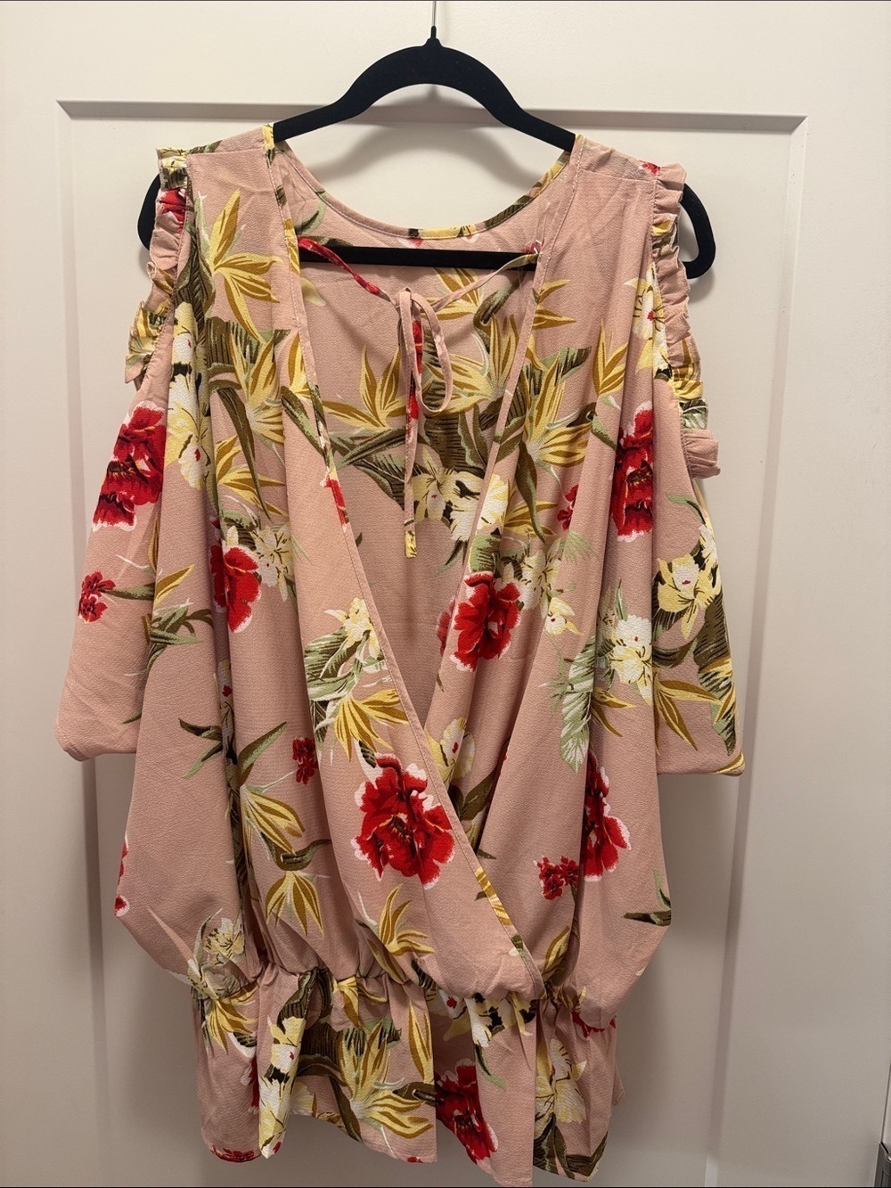 🆕 easel Blush Floral Cold-Shoulder Tunic with Red & Cream Blooms. M. NWT!🔥 - Picture 3 of 4